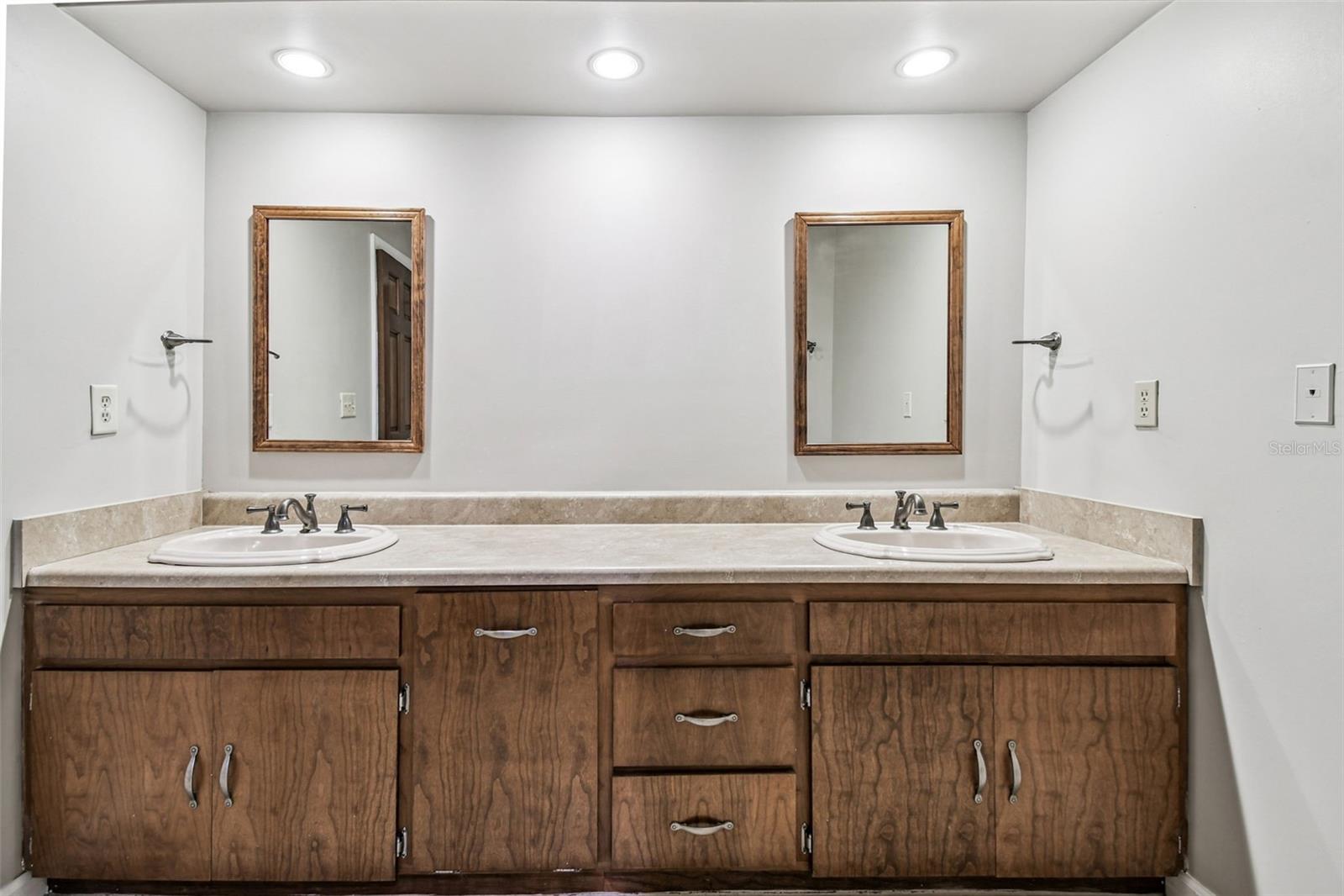 Image 35 of 98 For 10725 Dixon Drive