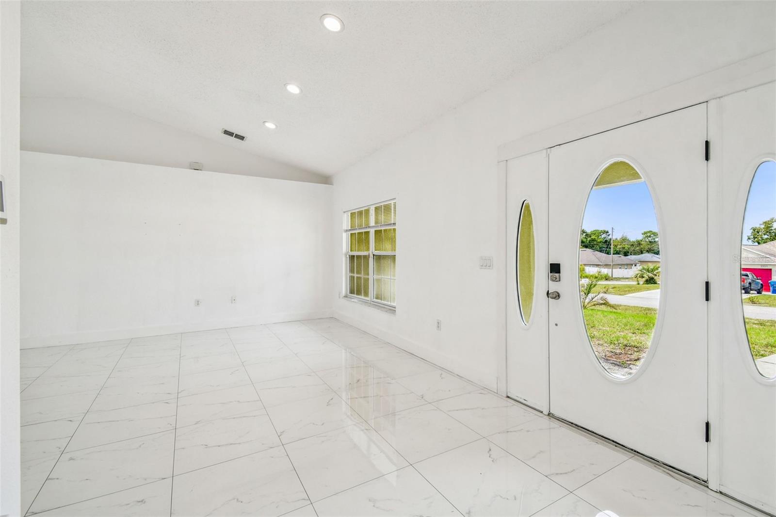 Listing photo id 8 for 2222 Champlain Avenue