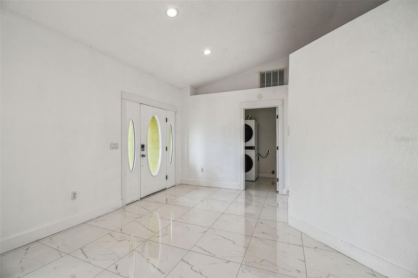 Listing photo id 9 for 2222 Champlain Avenue