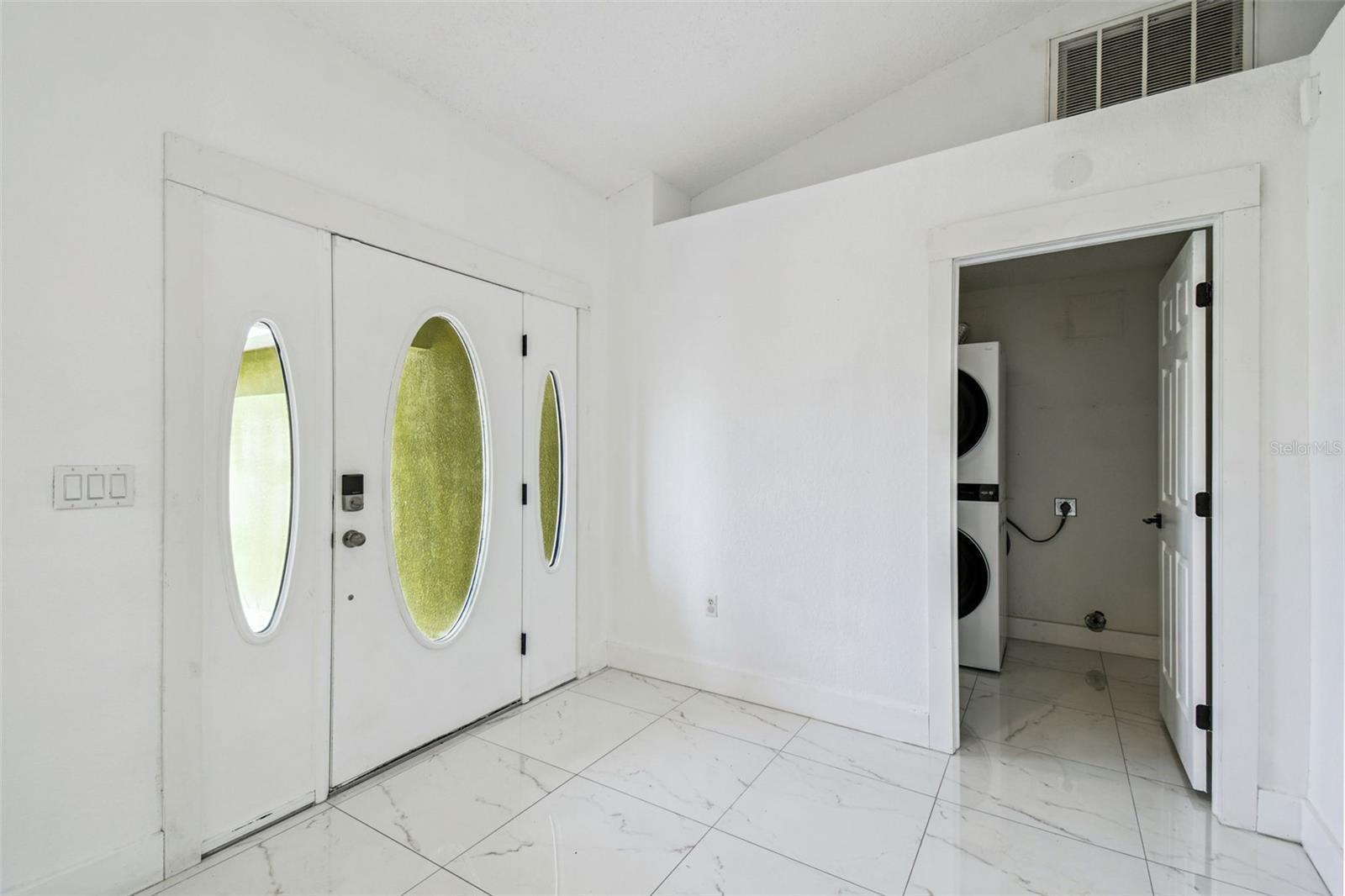 Listing photo id 10 for 2222 Champlain Avenue