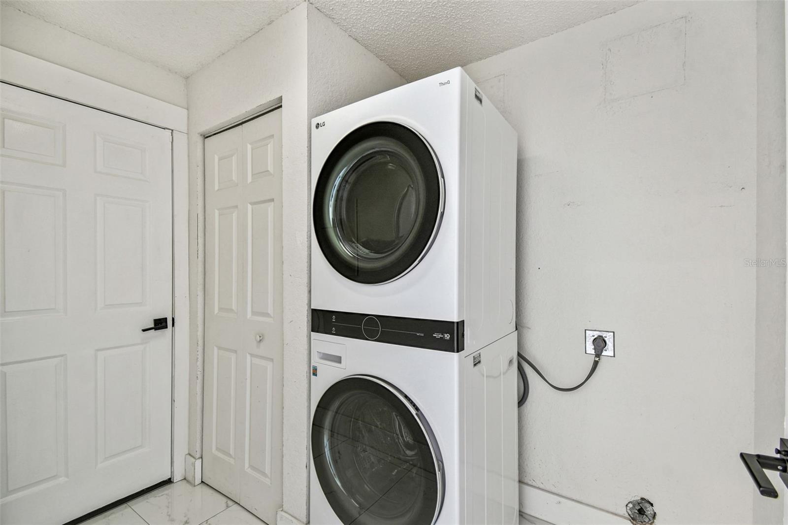 Listing photo id 11 for 2222 Champlain Avenue