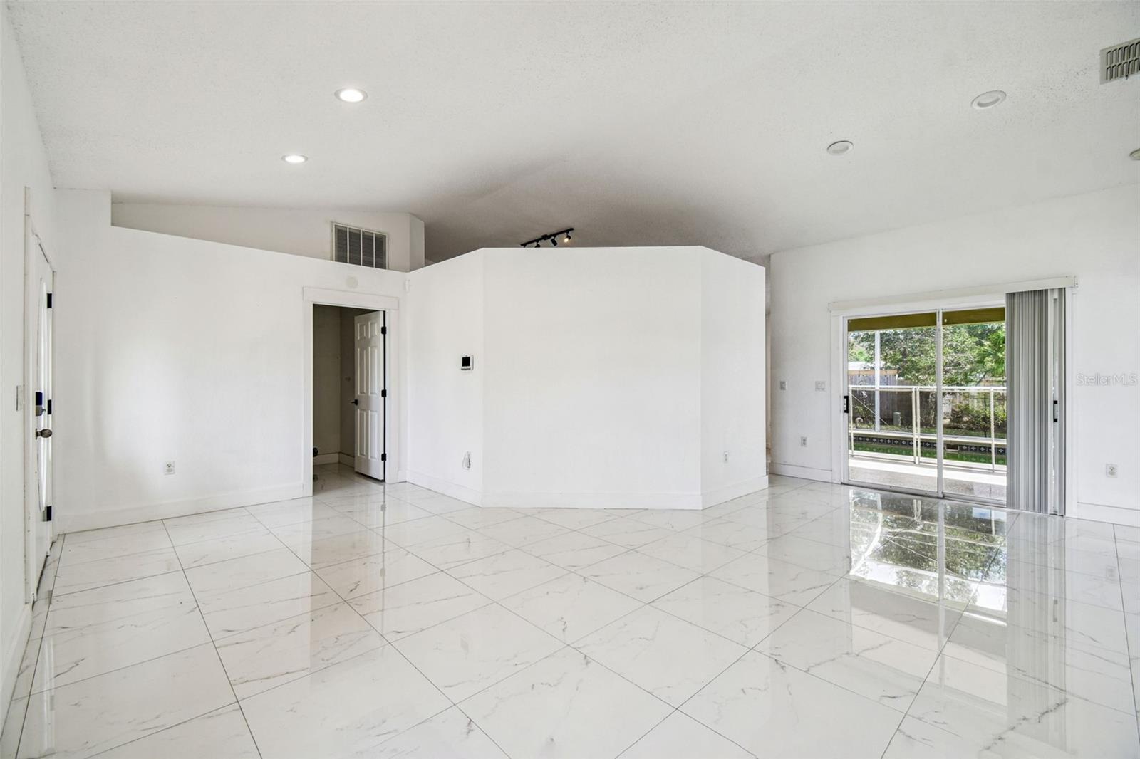 Listing photo id 12 for 2222 Champlain Avenue