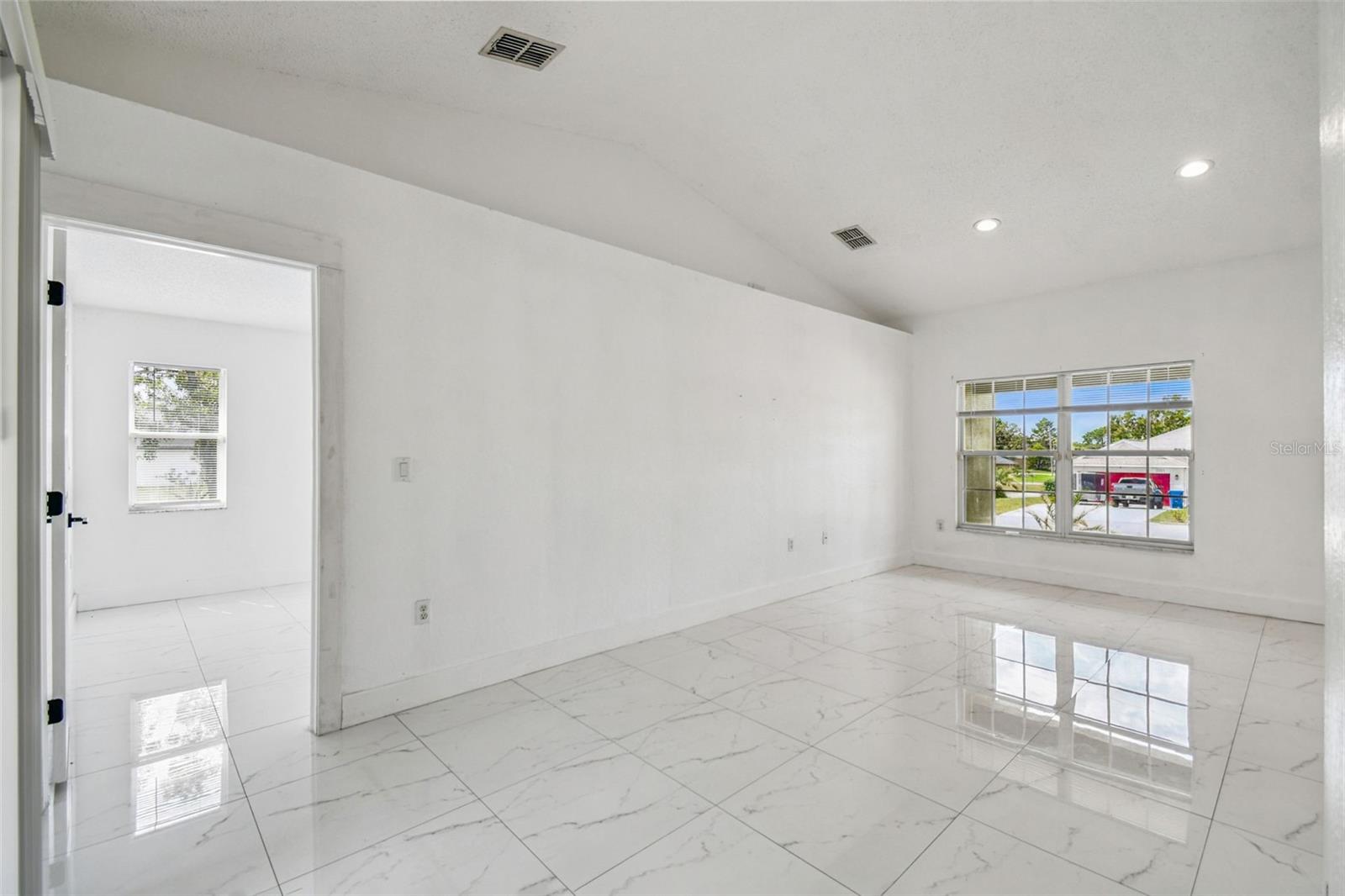 Listing photo id 14 for 2222 Champlain Avenue