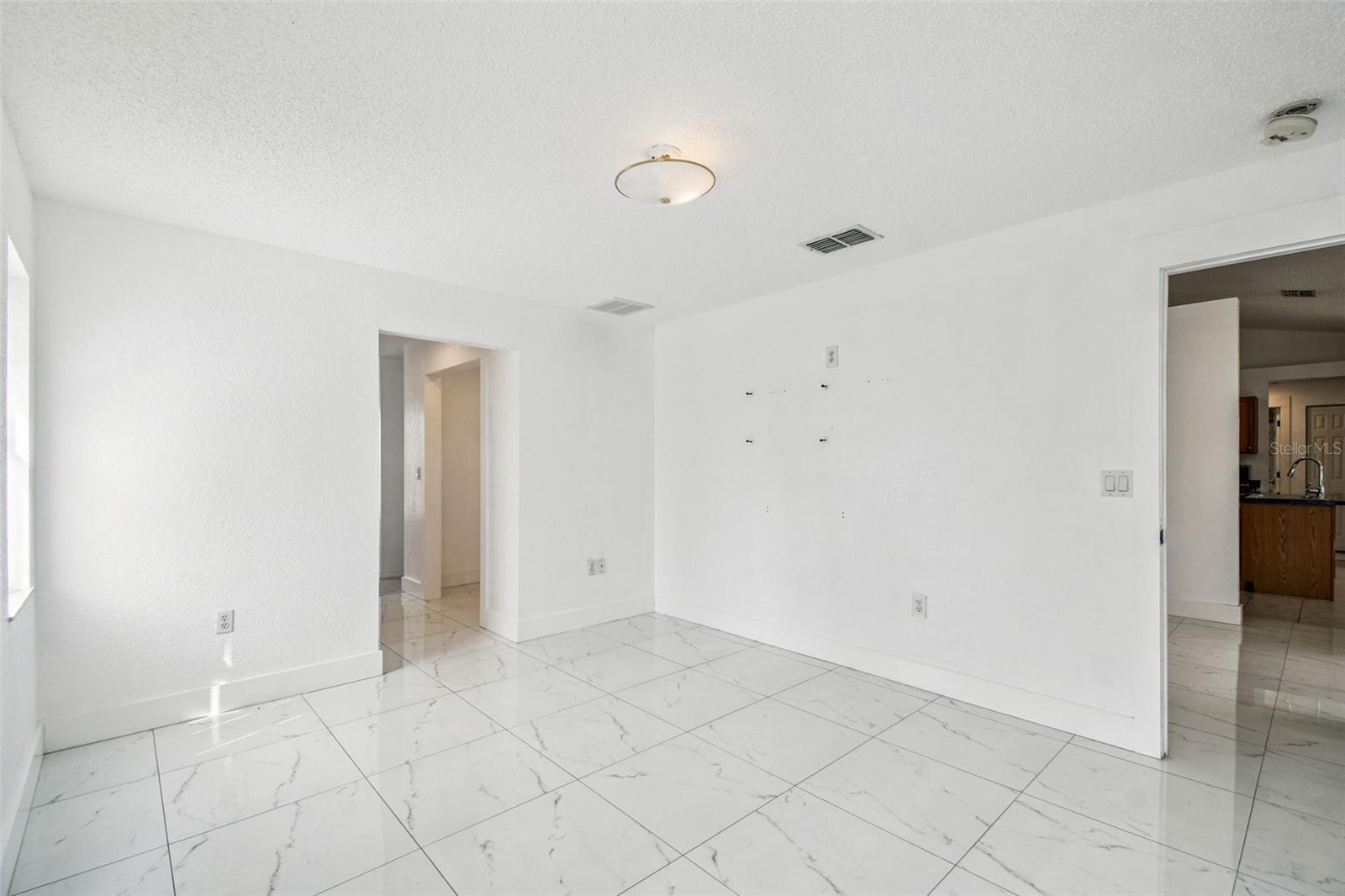 Listing photo id 16 for 2222 Champlain Avenue