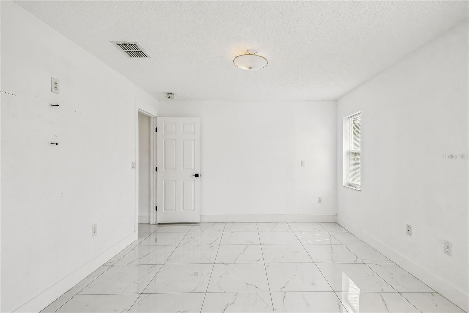 Listing photo id 17 for 2222 Champlain Avenue