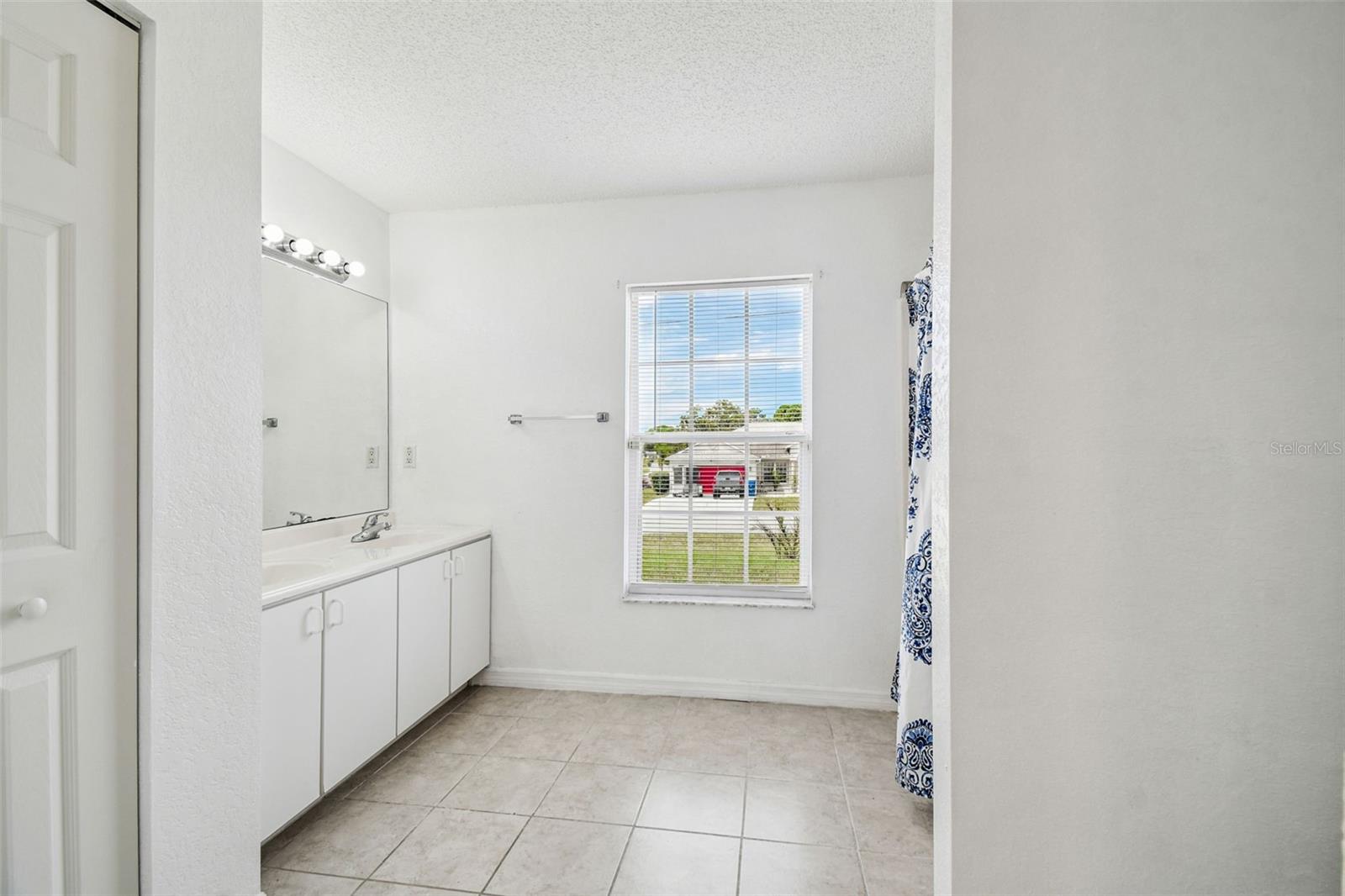 Listing photo id 21 for 2222 Champlain Avenue