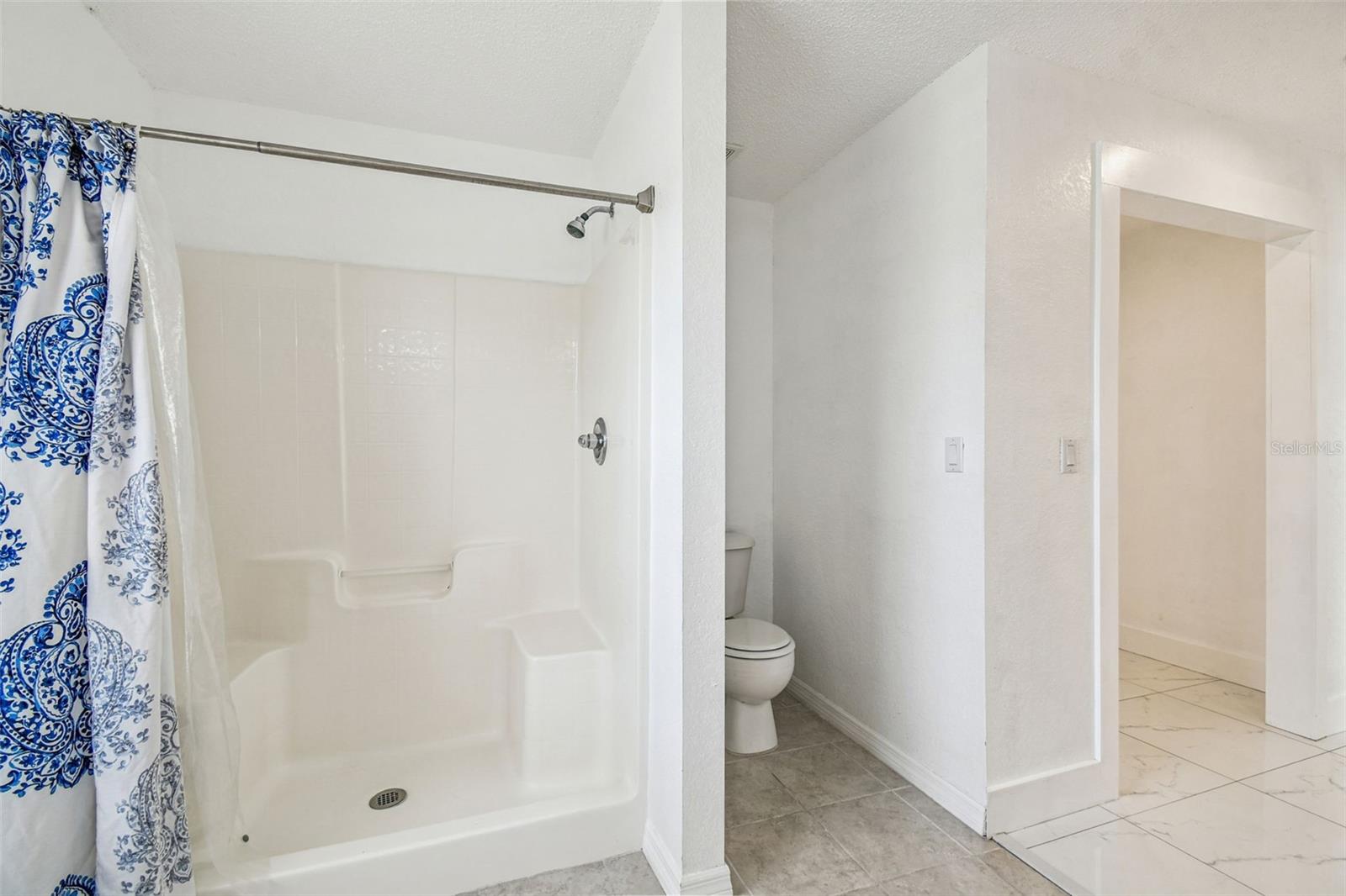 Listing photo id 23 for 2222 Champlain Avenue