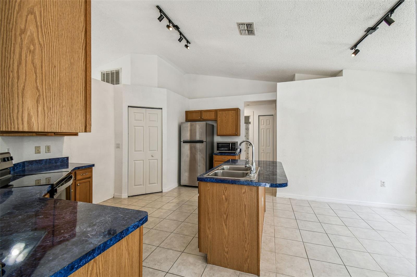 Listing photo id 24 for 2222 Champlain Avenue