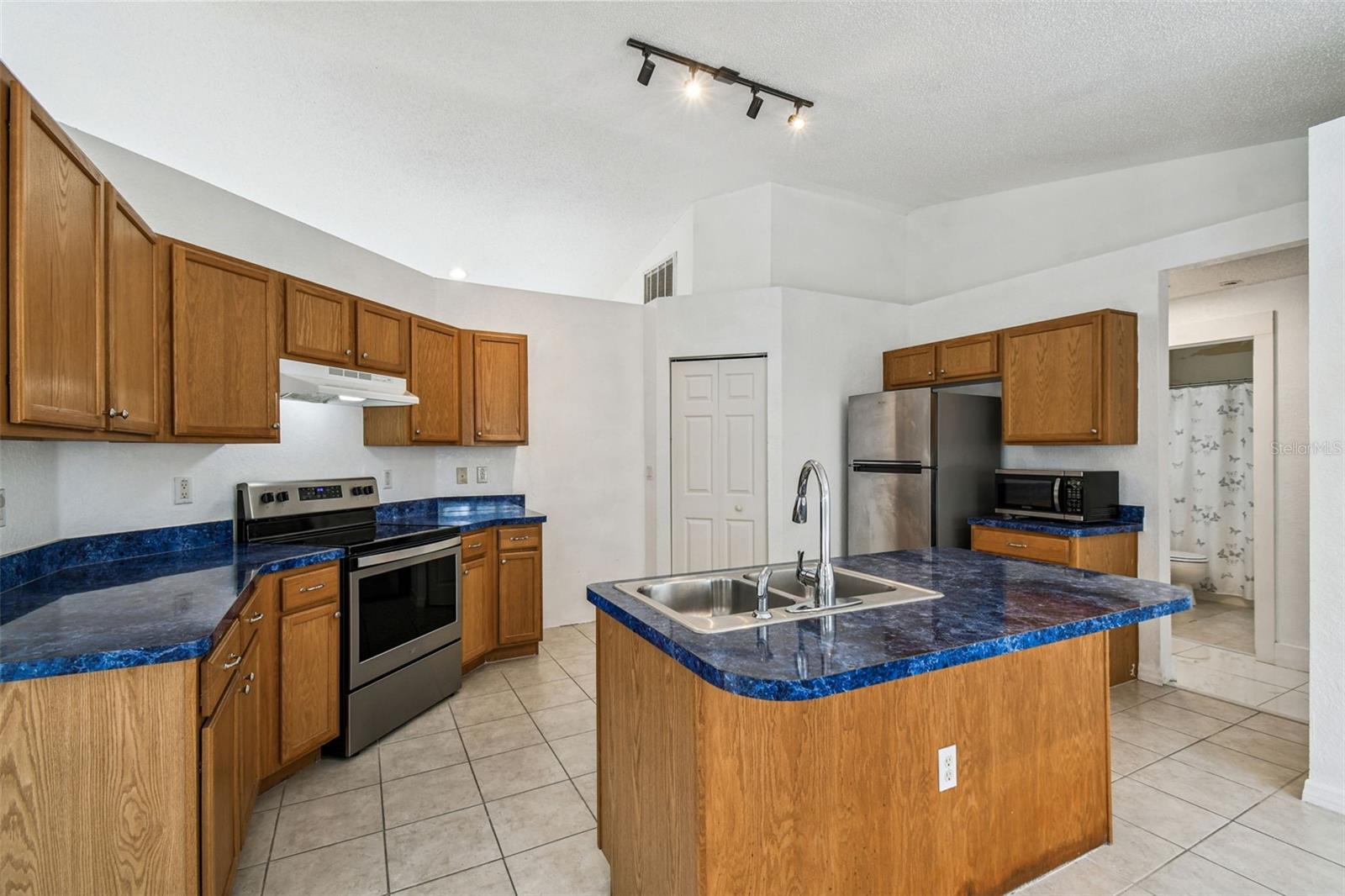 Listing photo id 25 for 2222 Champlain Avenue