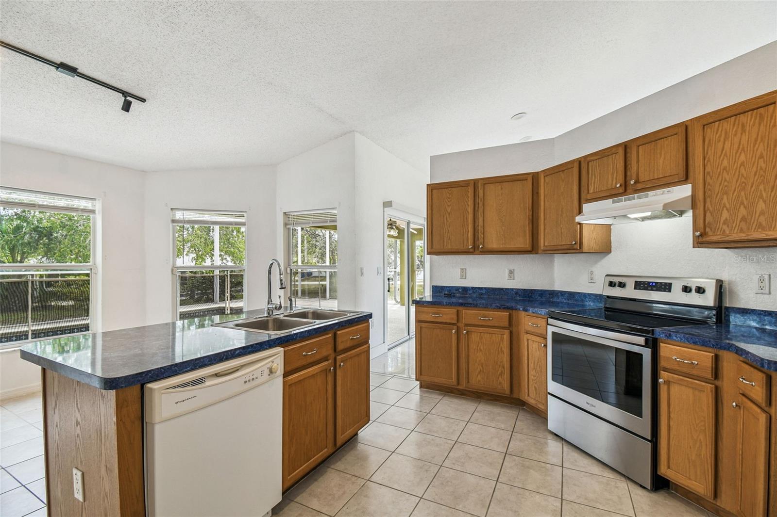 Listing photo id 29 for 2222 Champlain Avenue