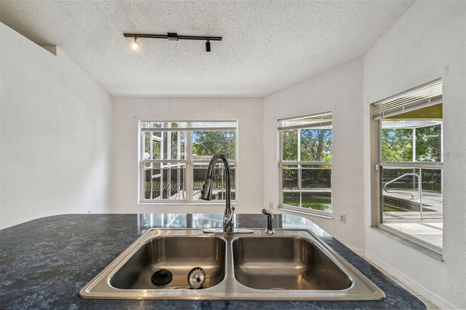 Listing photo id 30 for 2222 Champlain Avenue