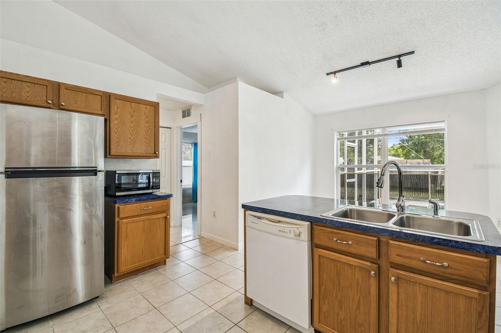 Listing photo id 31 for 2222 Champlain Avenue