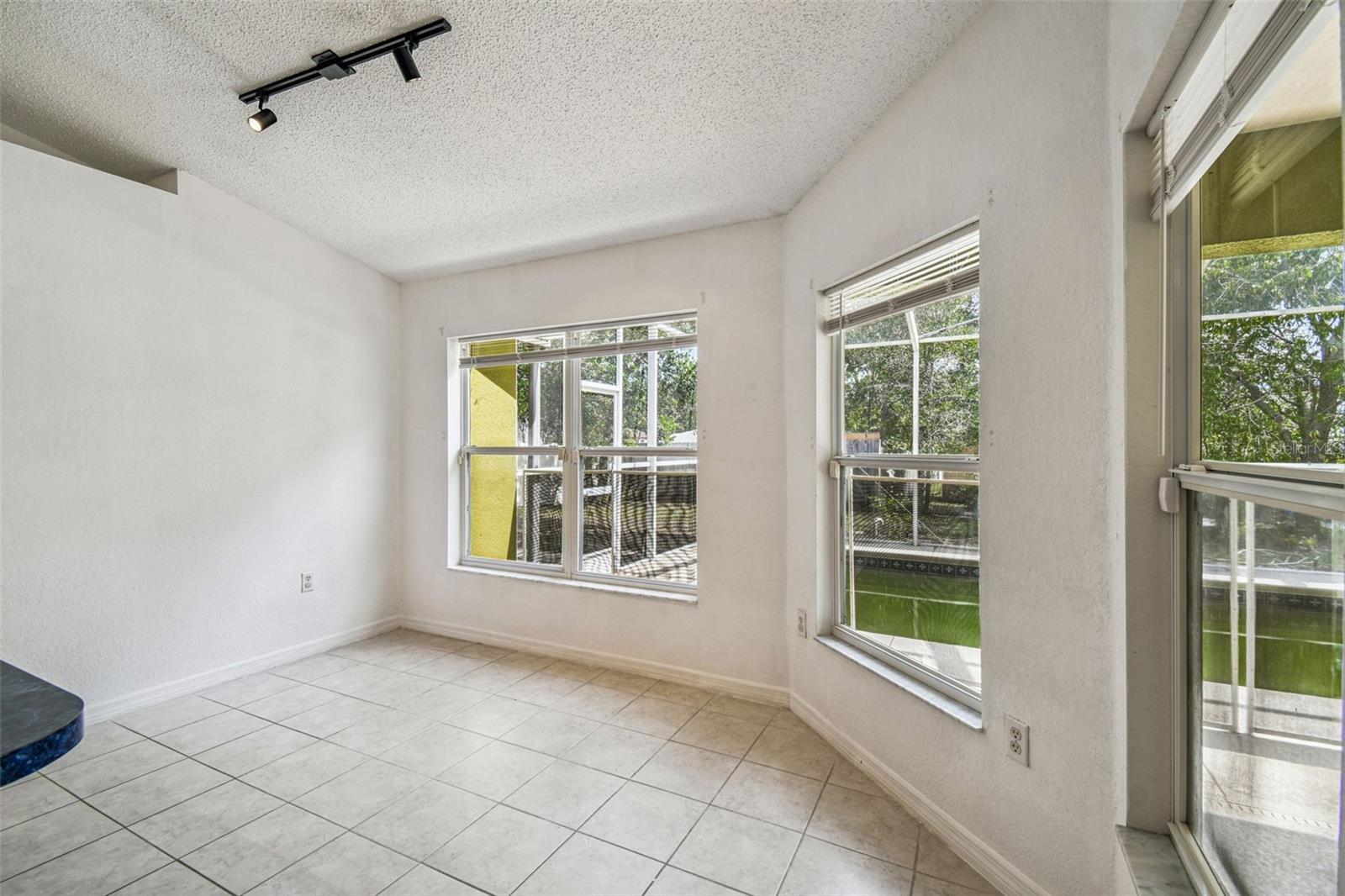 Listing photo id 32 for 2222 Champlain Avenue