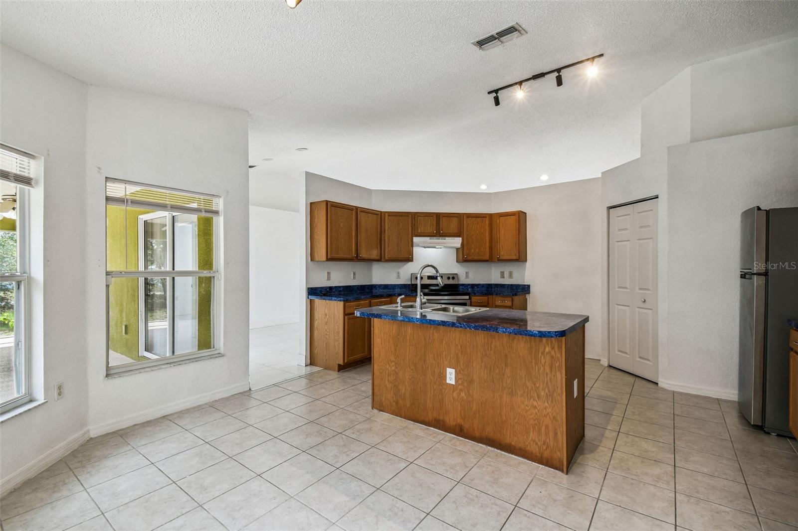 Listing photo id 33 for 2222 Champlain Avenue