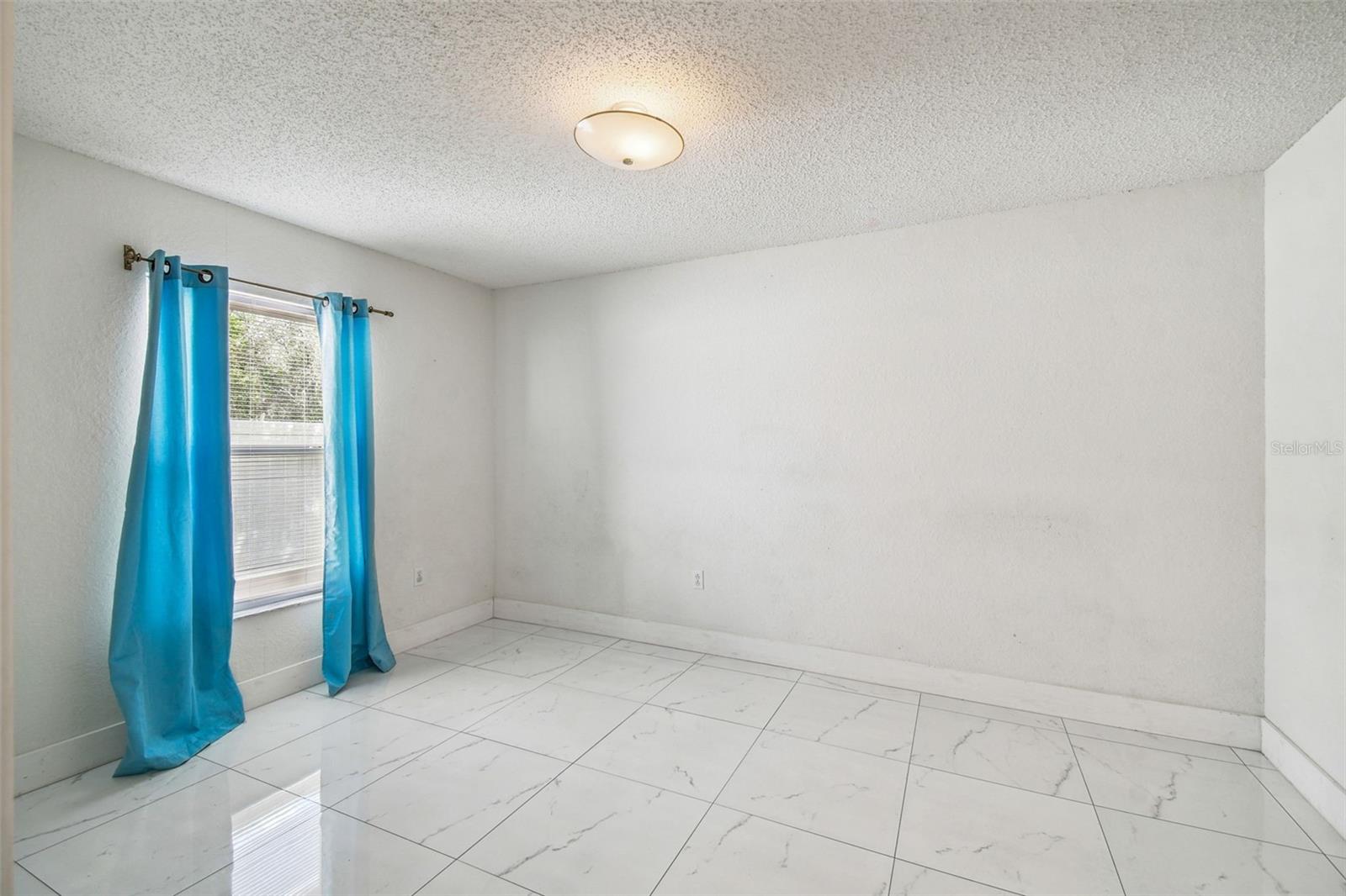 Listing photo id 37 for 2222 Champlain Avenue