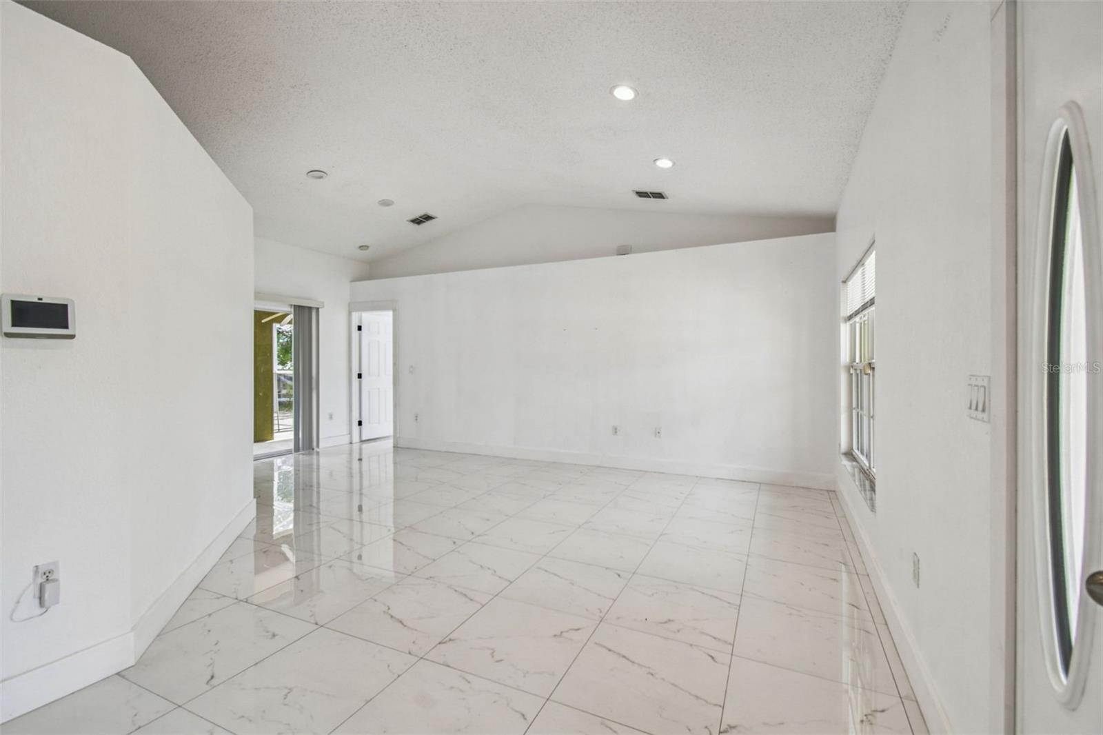 Listing photo id 7 for 2222 Champlain Avenue