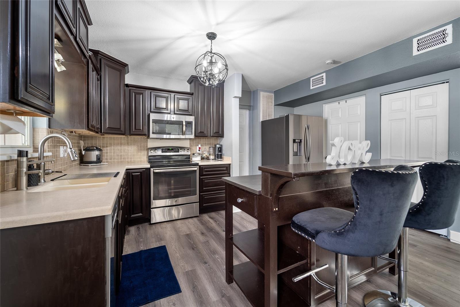 Image 15 of 30 For 4220 19 Street N