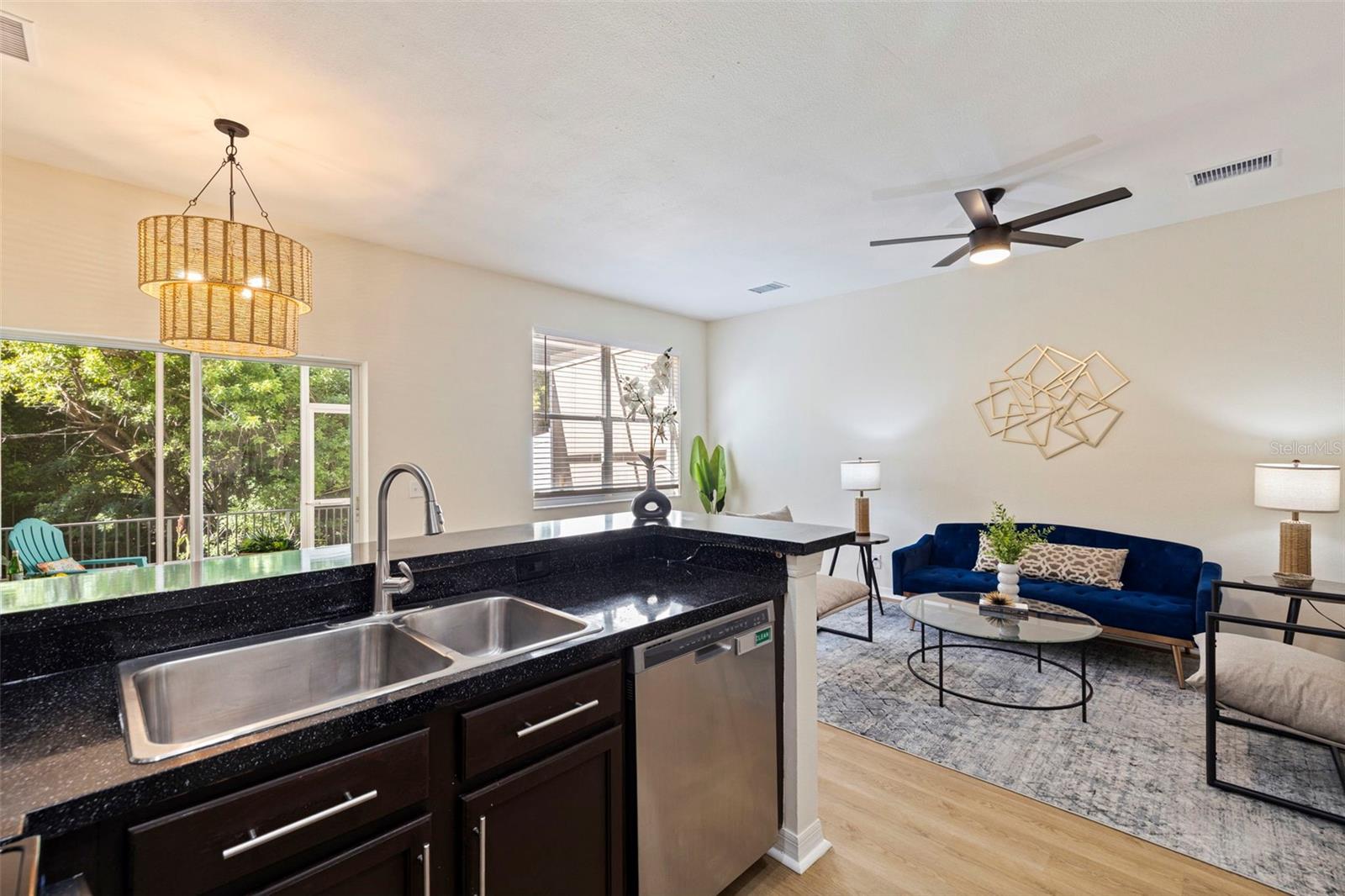 Image 10 of 35 For 680 Vallance Way Ne