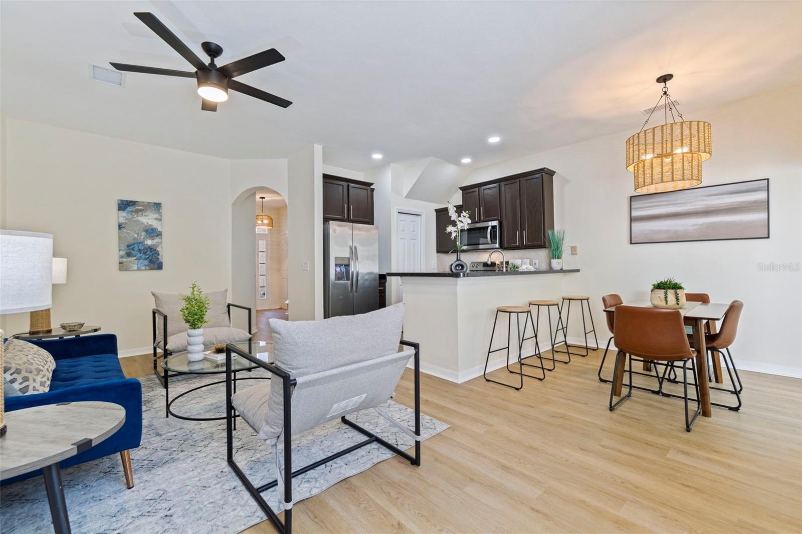 Image 11 of 35 For 680 Vallance Way Ne