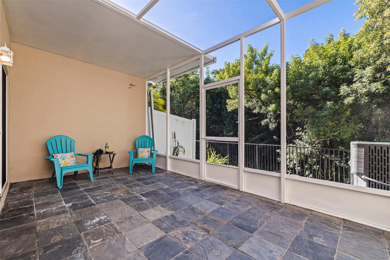 Image 13 of 35 For 680 Vallance Way Ne