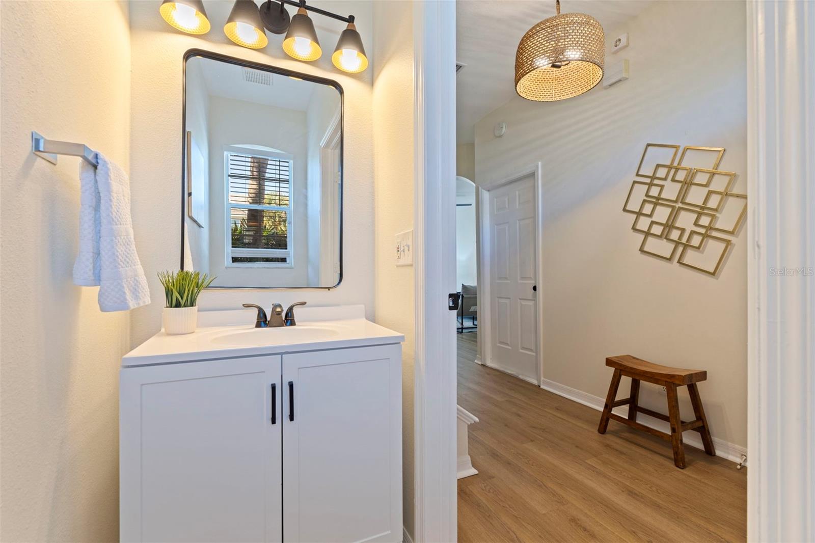 Image 14 of 35 For 680 Vallance Way Ne