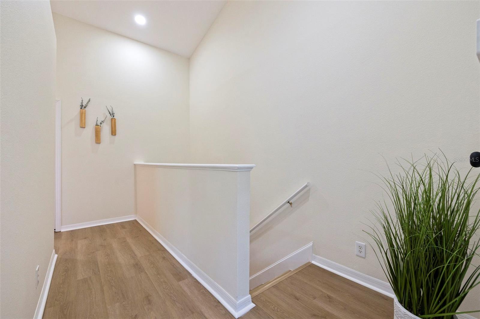 Image 15 of 35 For 680 Vallance Way Ne