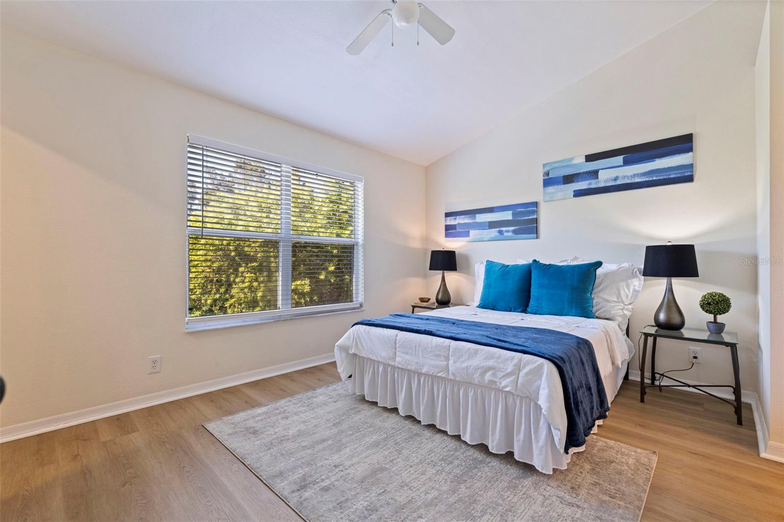 Image 17 of 35 For 680 Vallance Way Ne