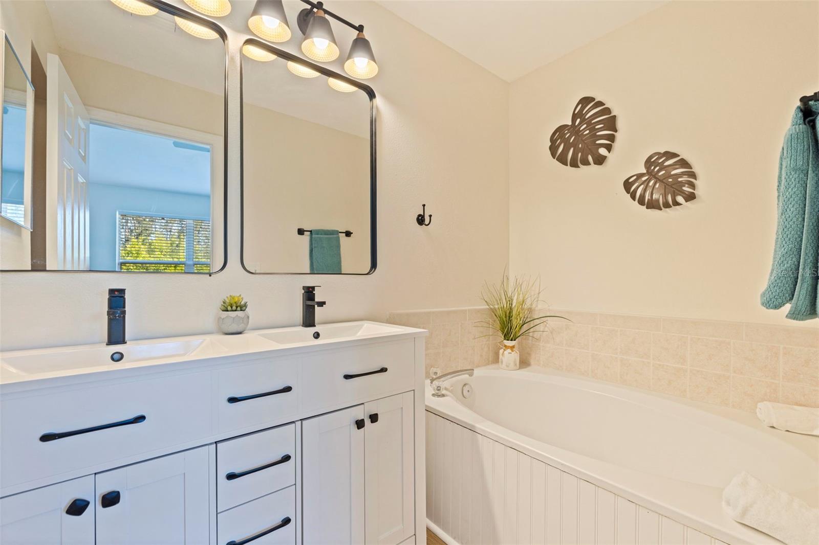 Image 21 of 35 For 680 Vallance Way Ne