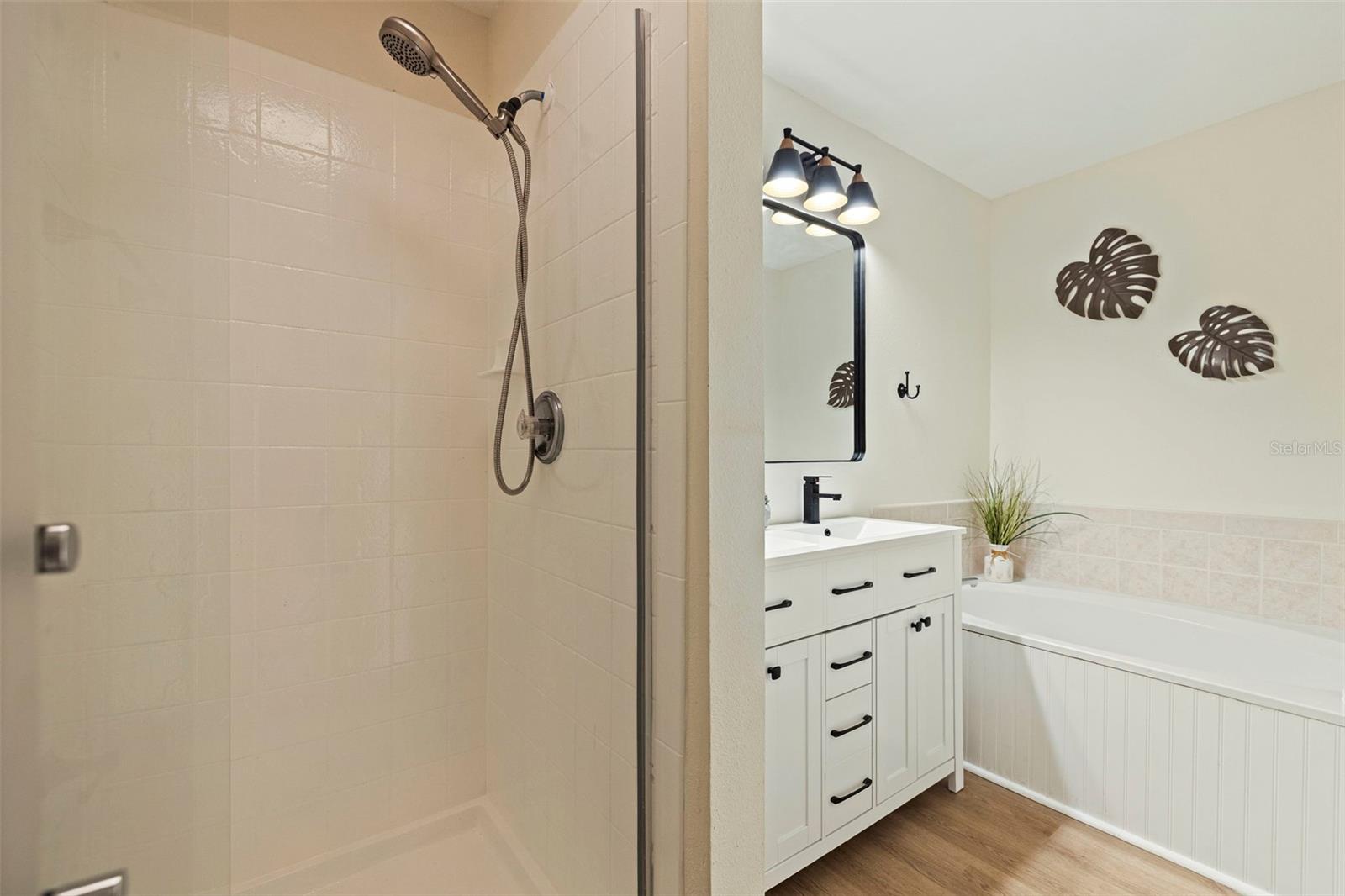 Image 22 of 35 For 680 Vallance Way Ne