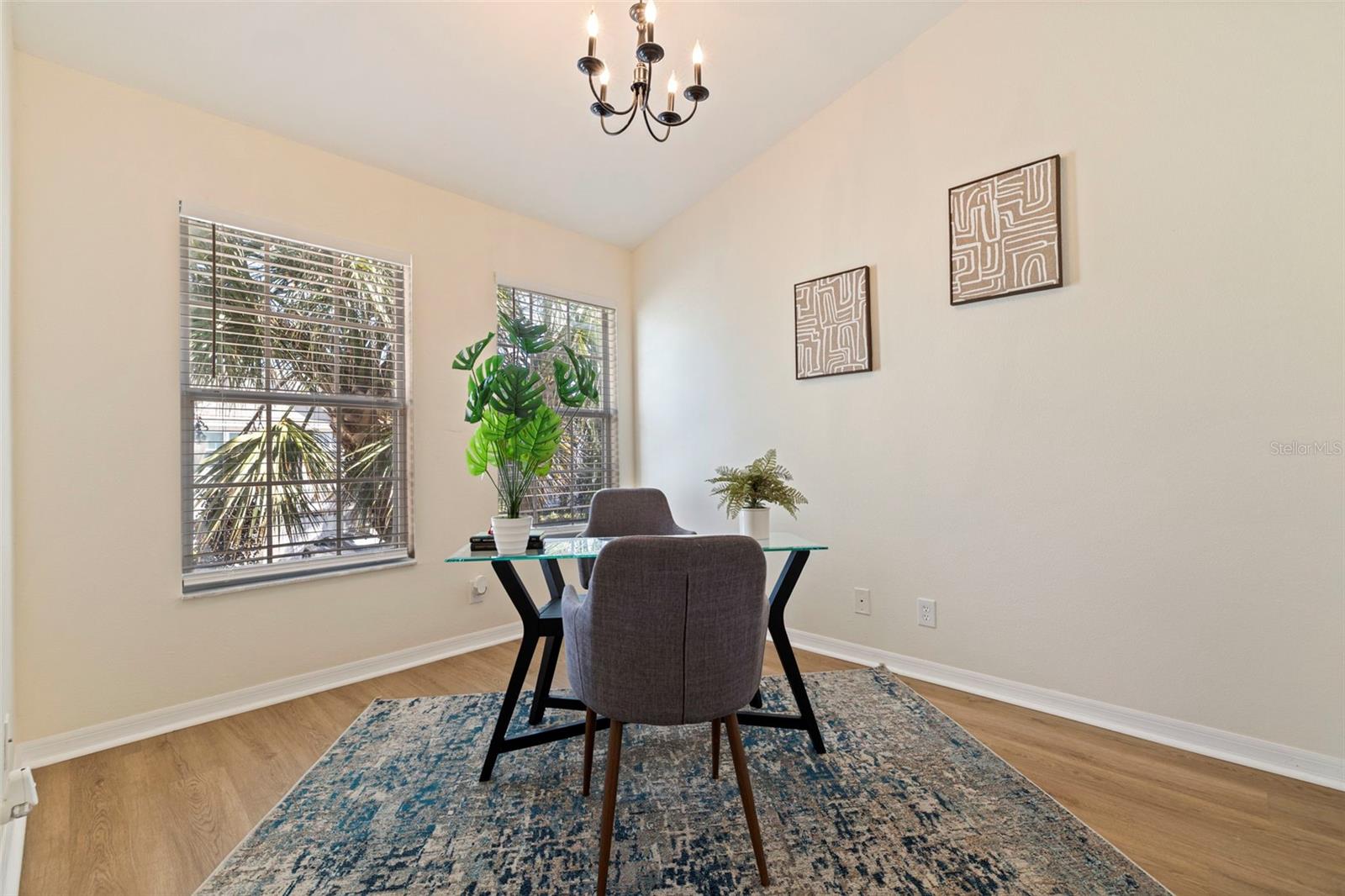 Image 23 of 35 For 680 Vallance Way Ne