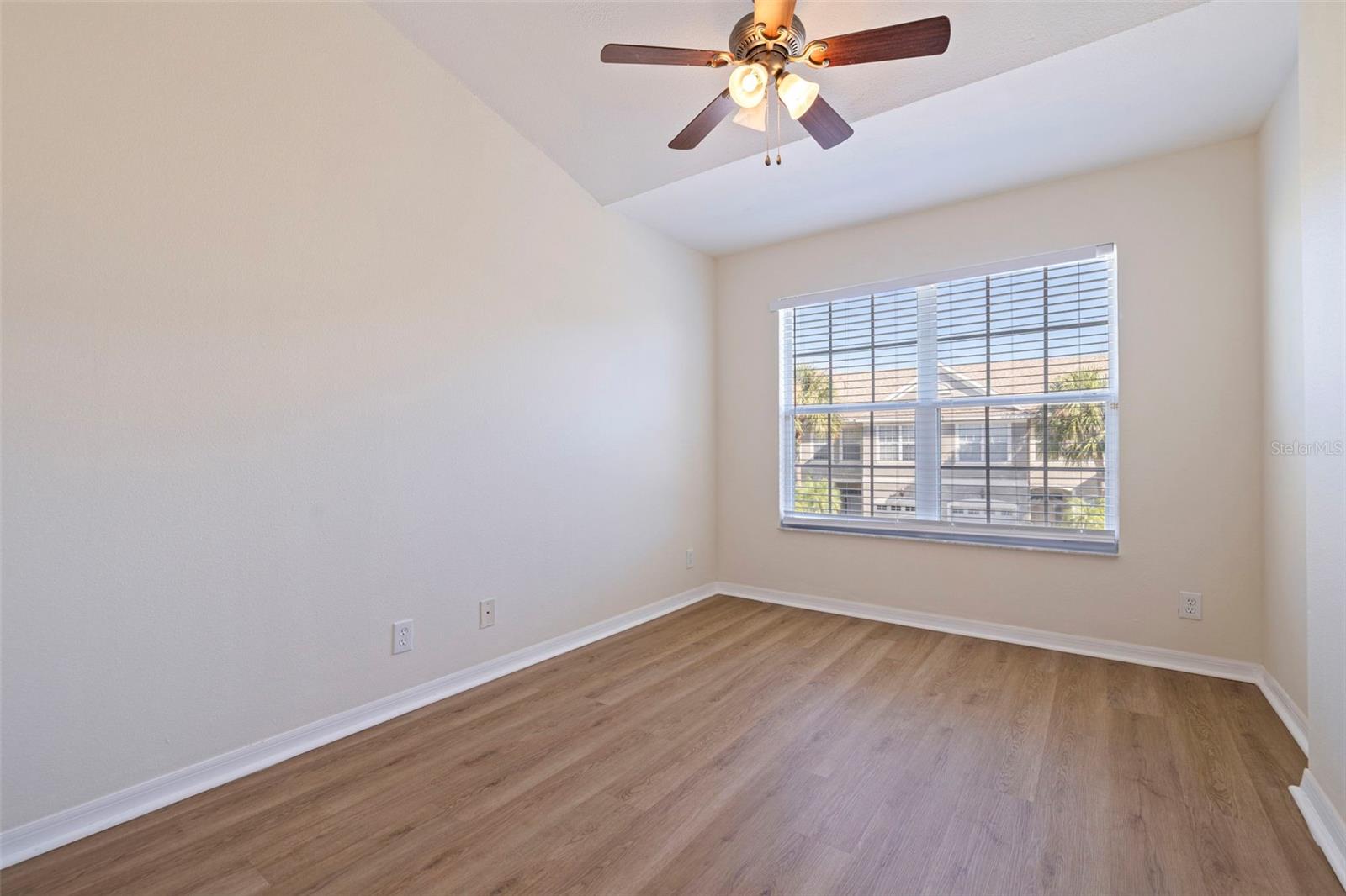 Image 26 of 35 For 680 Vallance Way Ne