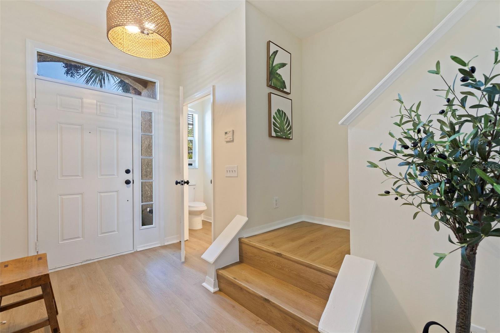 Image 4 of 35 For 680 Vallance Way Ne