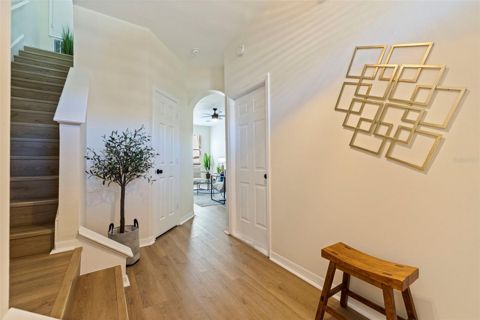 Image 5 of 35 For 680 Vallance Way Ne