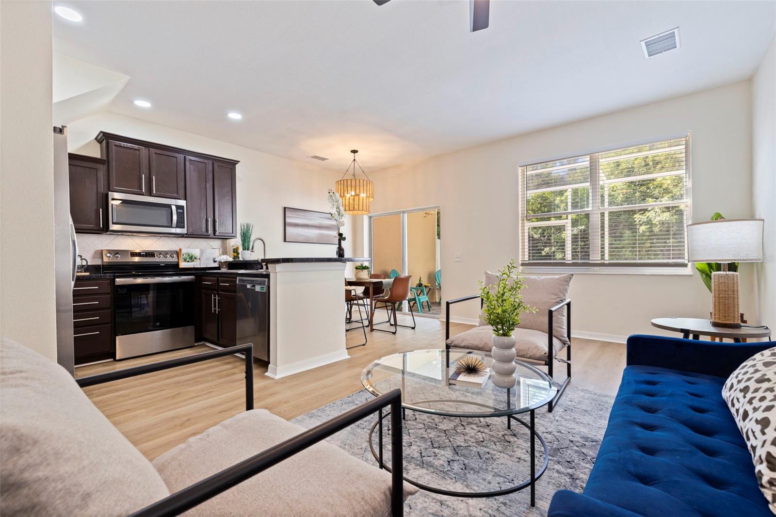 Image 6 of 35 For 680 Vallance Way Ne