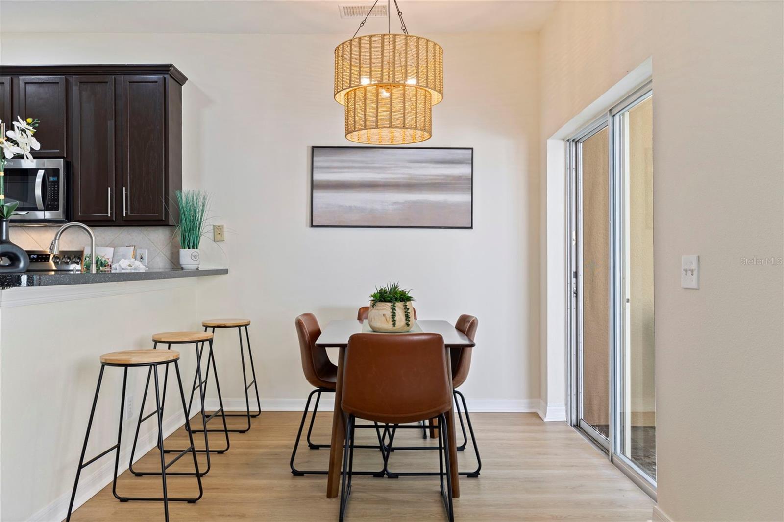 Image 7 of 35 For 680 Vallance Way Ne