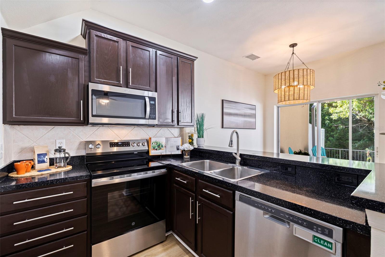 Image 9 of 35 For 680 Vallance Way Ne