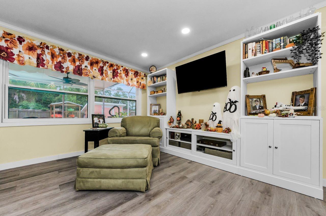 Image 5 of 51 For 740 Loquat Dr.