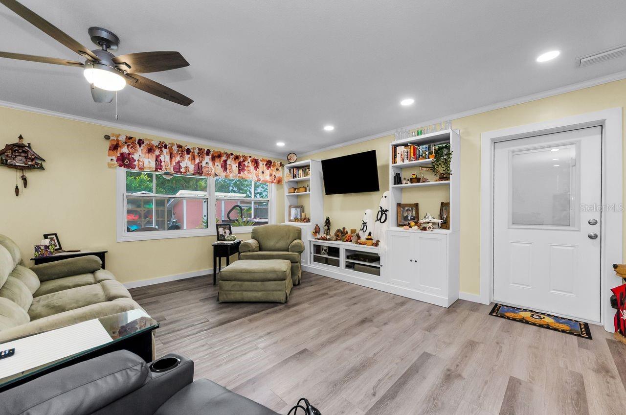 Image 6 of 51 For 740 Loquat Dr.