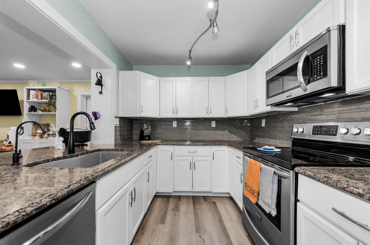 Image 9 of 51 For 740 Loquat Dr.