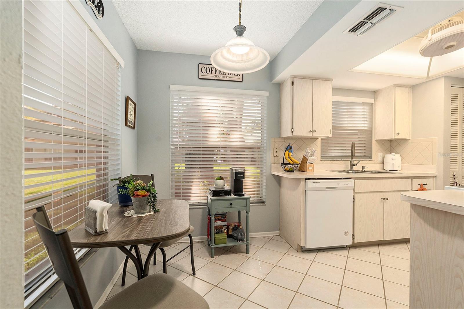 Listing photo id 12 for 9529 Bunker Hill Court 9529