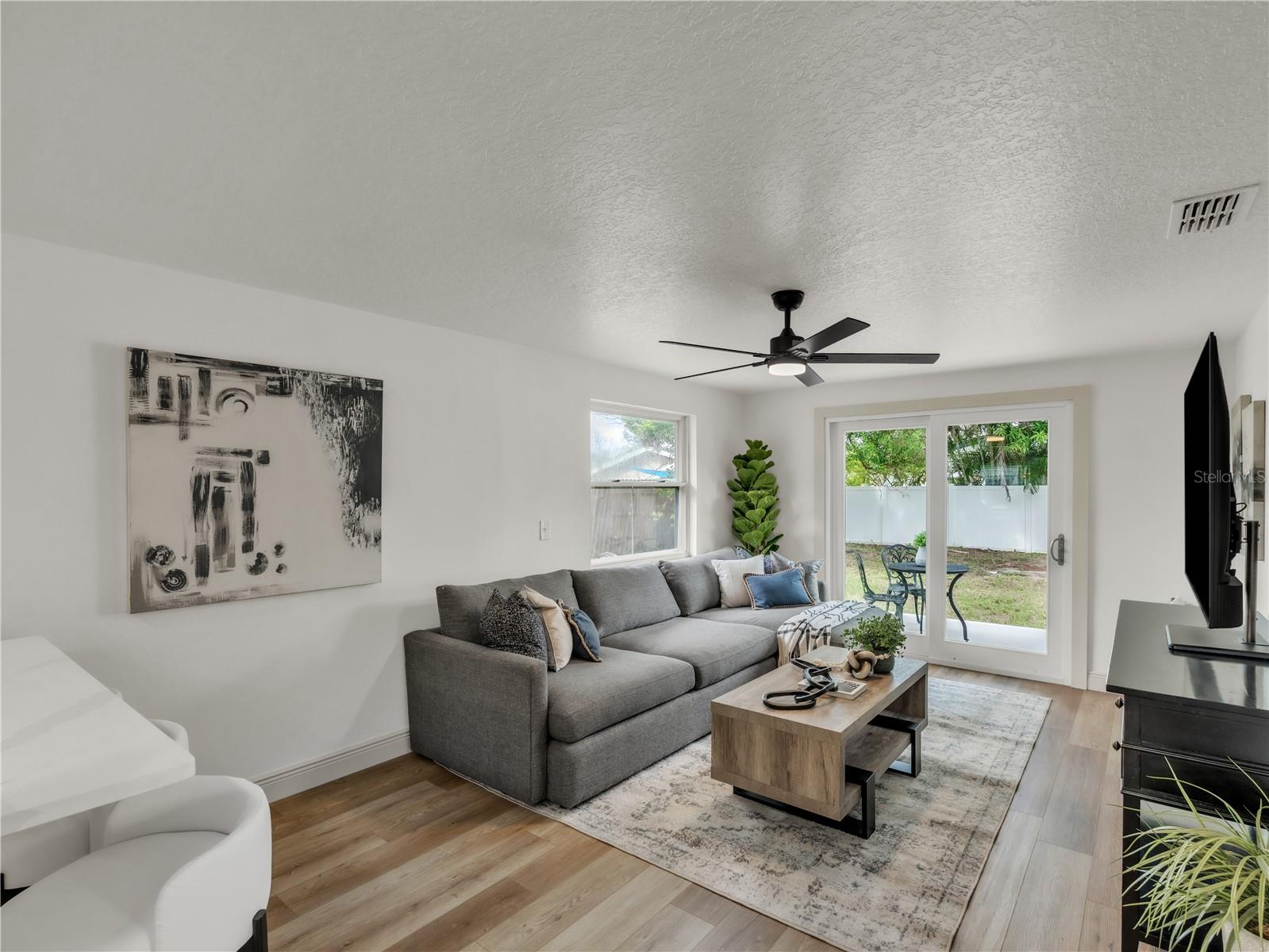 Image 6 of 22 For 10525 Valencia Road