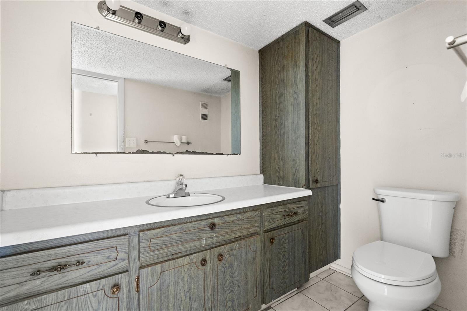 Image 10 of 27 For 1146 King Arthur Court 101