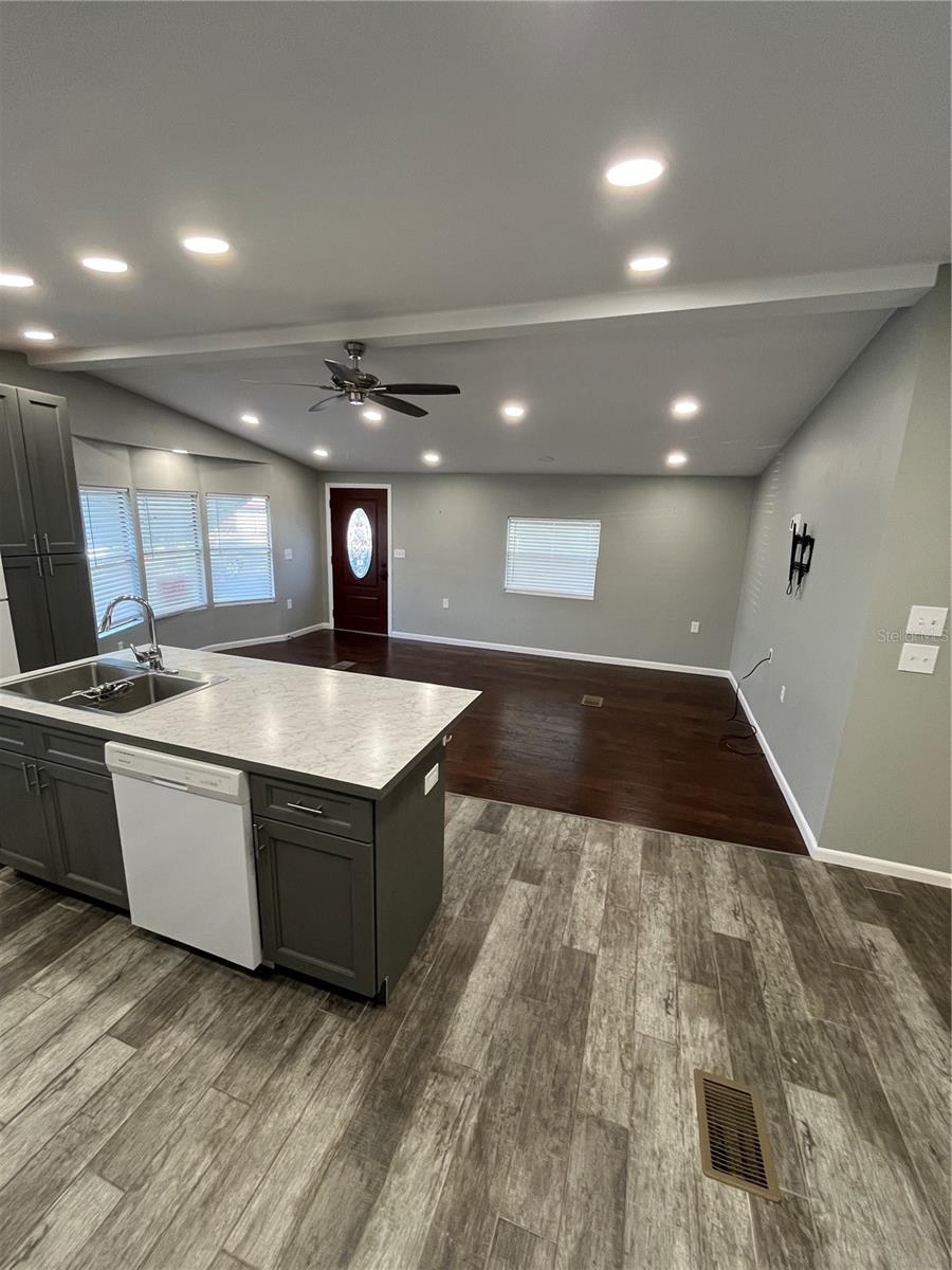Image 10 of 38 For 12100 Seminole Blvd  365