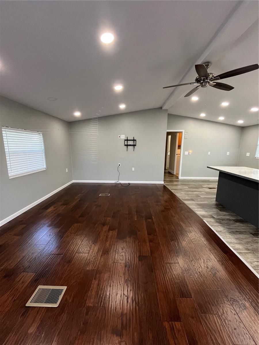 Image 11 of 38 For 12100 Seminole Blvd  365