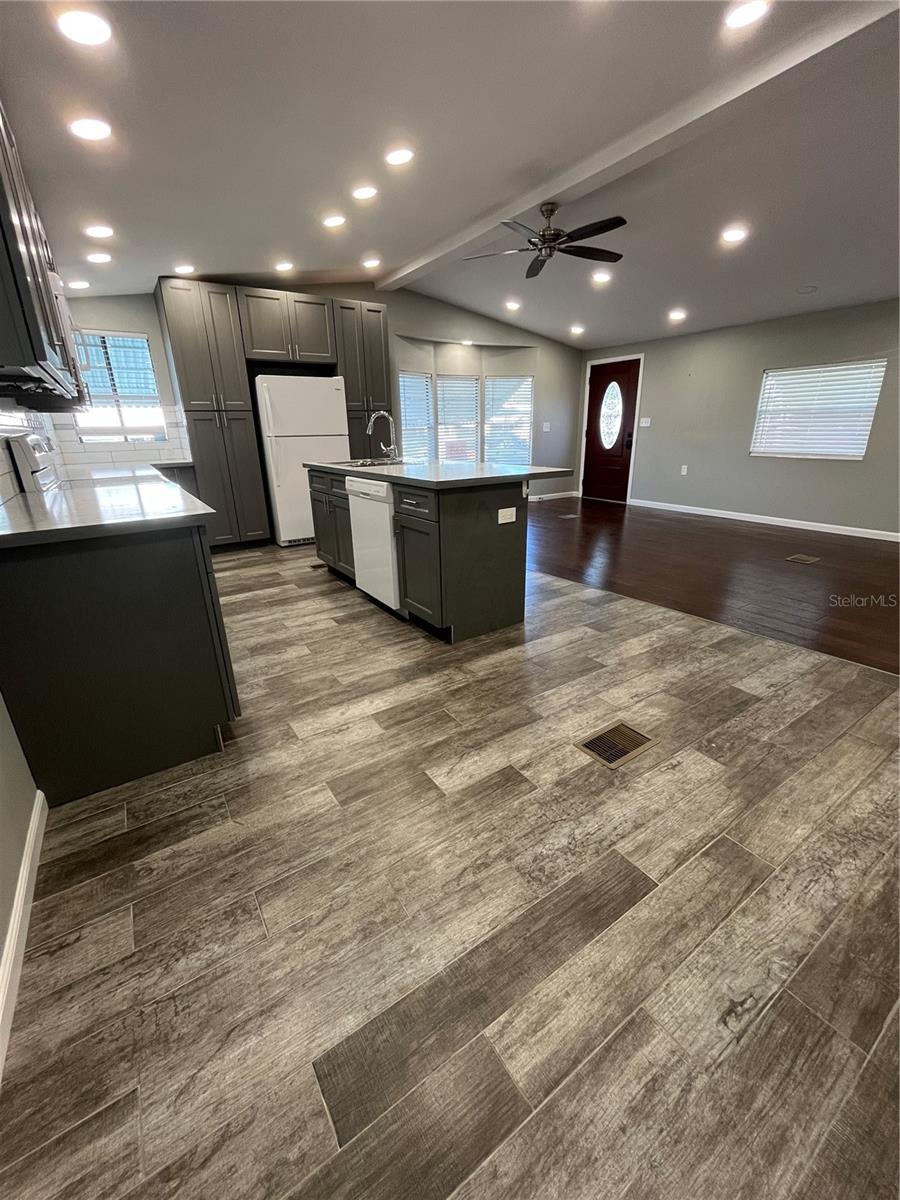 Image 12 of 38 For 12100 Seminole Blvd  365