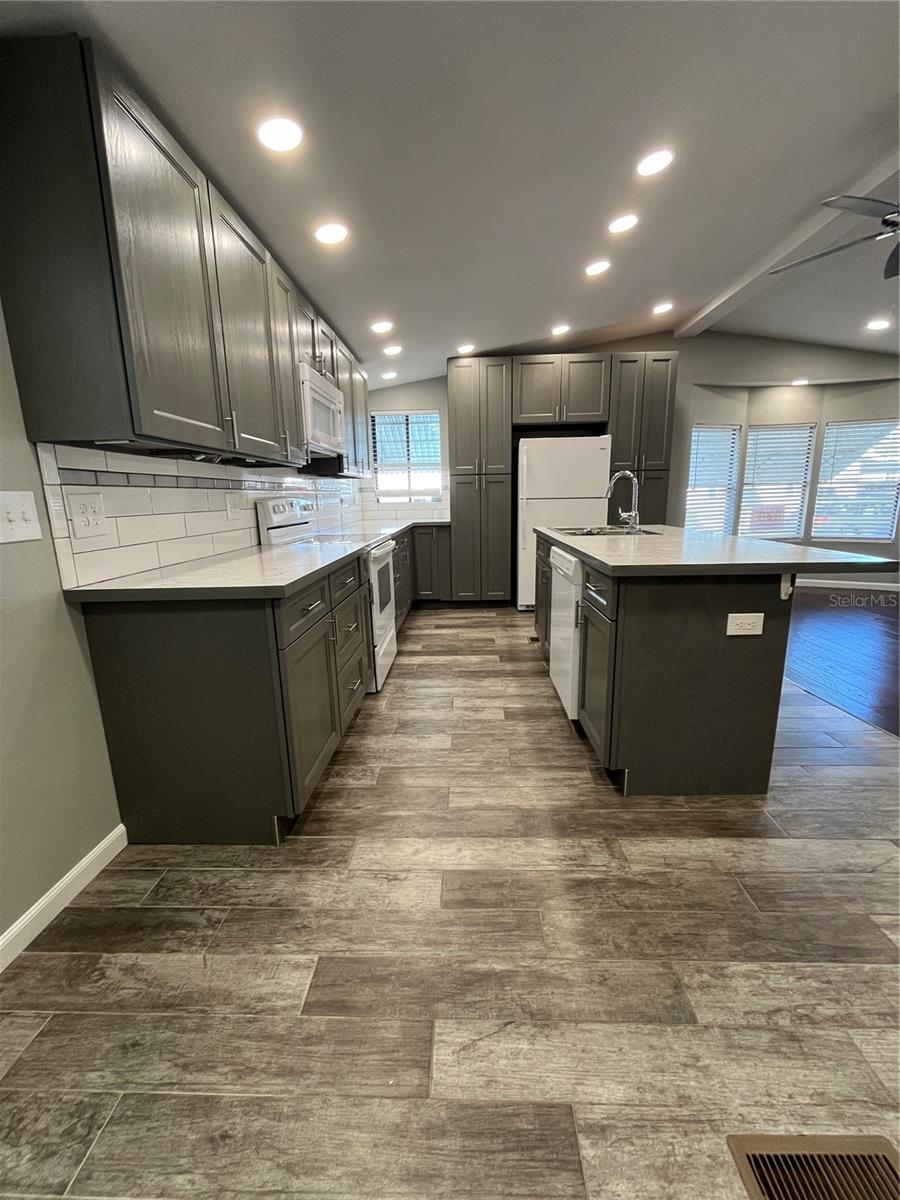Image 13 of 38 For 12100 Seminole Blvd  365