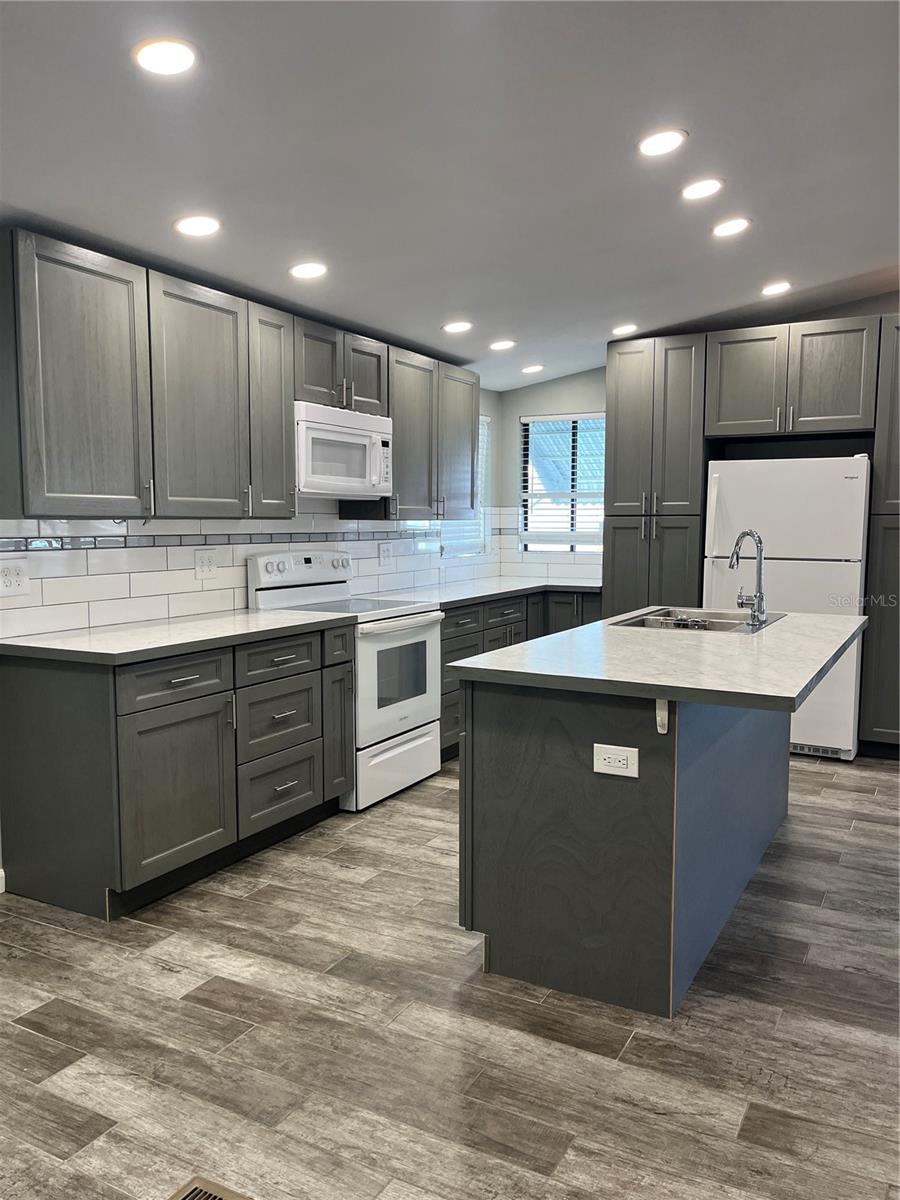Image 7 of 38 For 12100 Seminole Blvd  365
