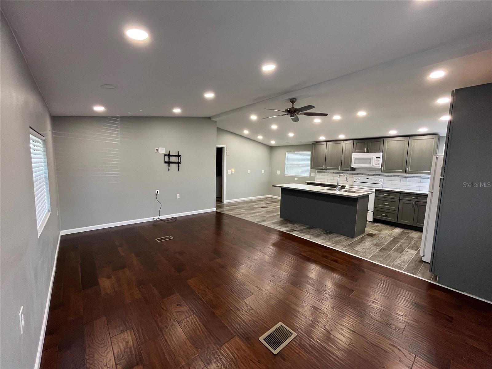 Image 8 of 38 For 12100 Seminole Blvd  365