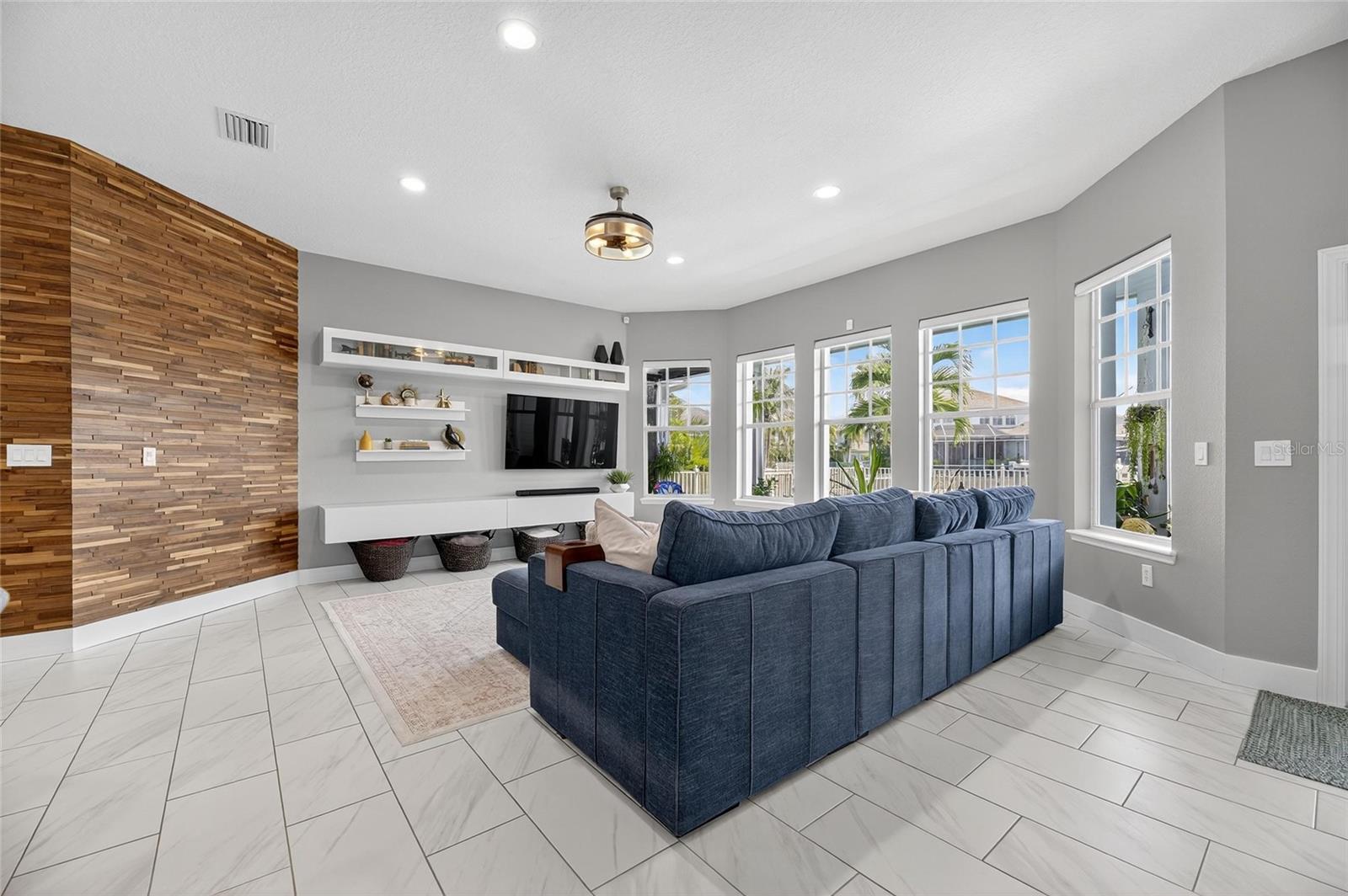 Image 18 of 66 For 526 Islebay Drive