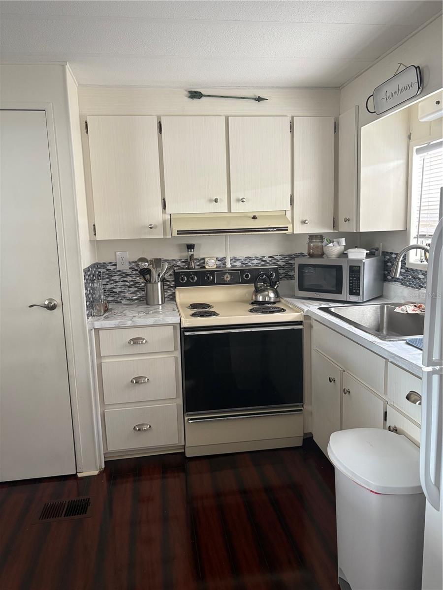 Listing photo id 3 for 8300 Seminole Boulevard 229